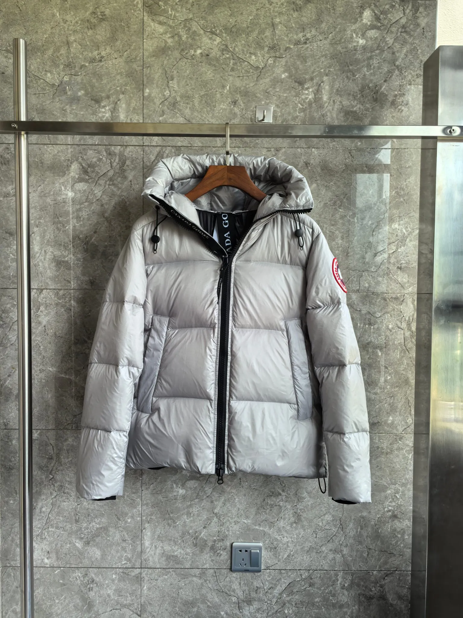 P760 2252M Crofton Puffer Unisex Jacket Down Jacket. Color: Gray with red label. Size: S M L XL XXL.